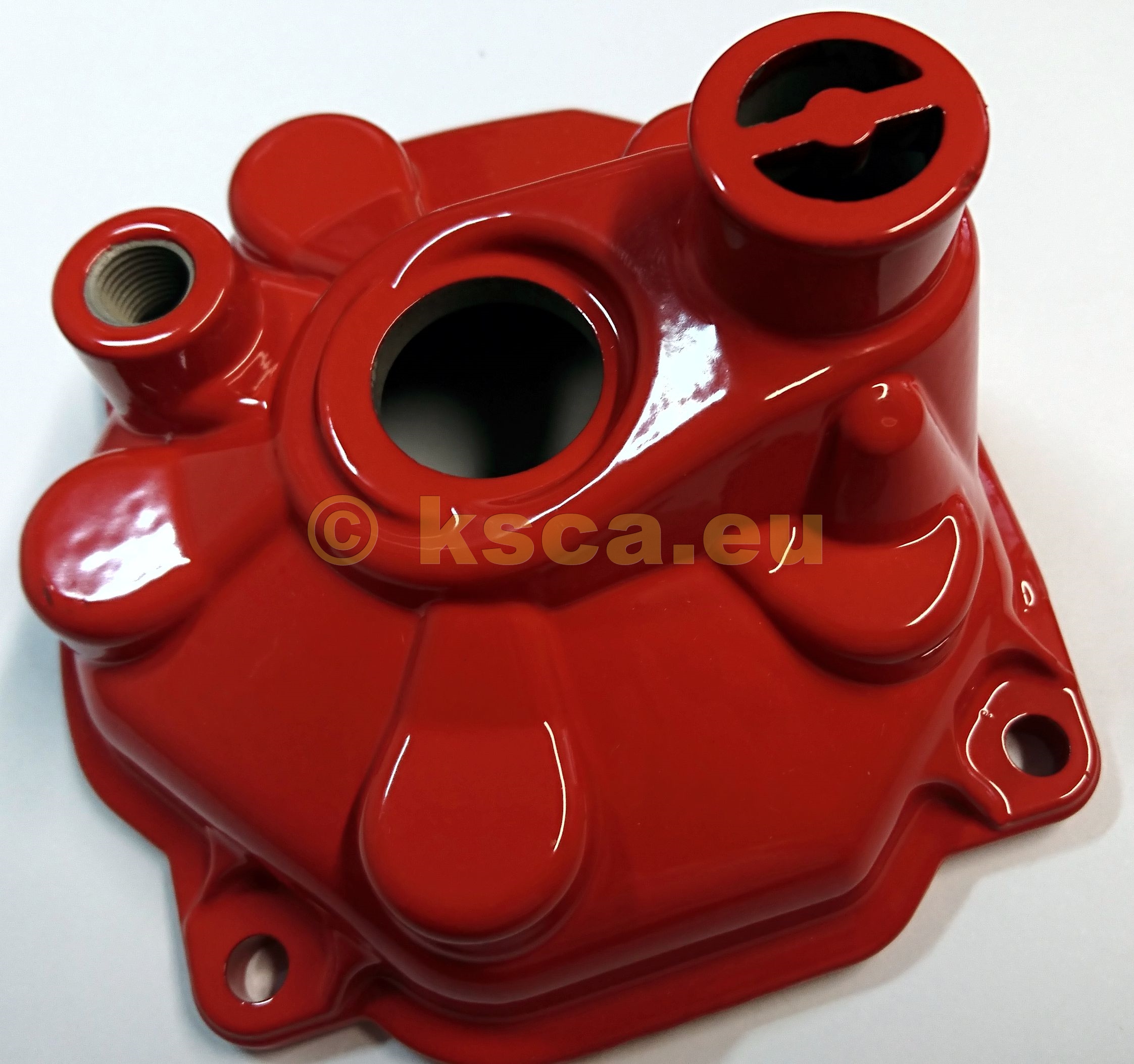 Picture of cylinder head cover red